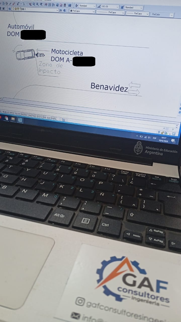 Computadora de GAF con un croquis digital de un accidente entre un automóvil y una motocicleta.